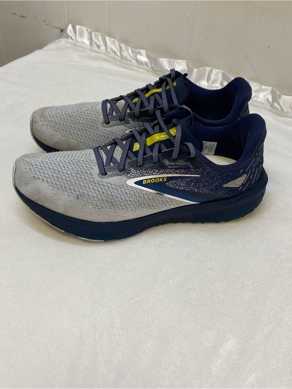 Brooks Launch 10 men's running shoes in a grey and blue size 11.5 D
